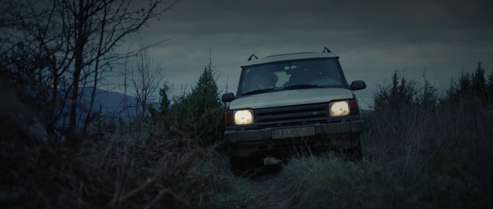 Geländewagen auf einem Waldweg in Kroatien